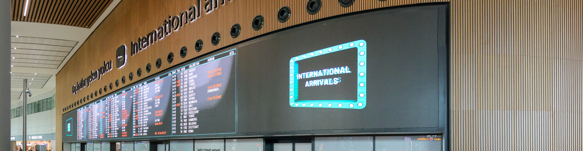 Solución para publicidad con plantallas LED para comunicación corporativa en empresas, aeropuertos y bancario